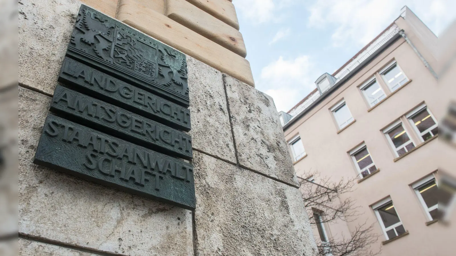 Wegen Misshandlung von behinderten Menschen in einem Wohnheim muss sich in Regensburg ein Pfleger vor Gericht verantworten. (Symbolbild) (Foto: Armin Weigel/dpa)