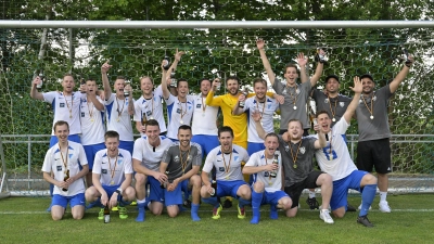 Die SG Sachsen/Windsbach, Meister der Kreisklasse 2 und Aufsteiger in die Kreisliga, obere Reihe von links: Marc Pulst, Tim Stolz, Nico Schlund, Jens Böhmländer, Lorenz Vogelhuber, Marco Reul, Patrick Meyer, Kapitän Yannic Böhmländer, Pascal Seitz, Co-Trainer Cihan Findik und Trainer Sedat Findik. Untere Reihe von links: Hendrik Niebler, Stefan Hofmann, Alexander Strauß, Denis Parlak, Alexander Hofmann, Maximilian Barthel, Julian Trautner und Christoph Heisrath. (Foto: Martin Rügner)