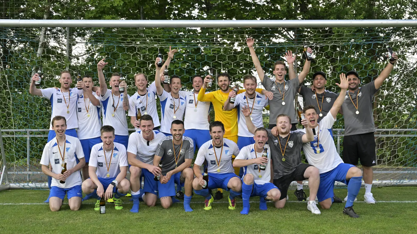 Die SG Sachsen/Windsbach, Meister der Kreisklasse 2 und Aufsteiger in die Kreisliga, obere Reihe von links: Marc Pulst, Tim Stolz, Nico Schlund, Jens Böhmländer, Lorenz Vogelhuber, Marco Reul, Patrick Meyer, Kapitän Yannic Böhmländer, Pascal Seitz, Co-Trainer Cihan Findik und Trainer Sedat Findik. Untere Reihe von links: Hendrik Niebler, Stefan Hofmann, Alexander Strauß, Denis Parlak, Alexander Hofmann, Maximilian Barthel, Julian Trautner und Christoph Heisrath. (Foto: Martin Rügner)