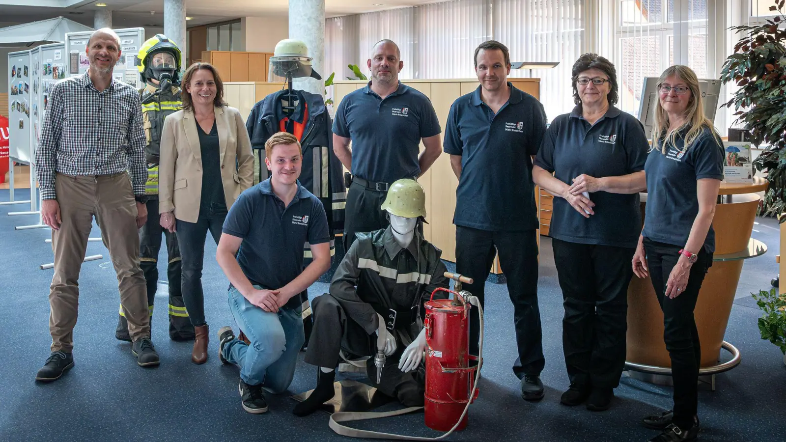 Zur Eröffnung der Feuerwehr-Sonderausstellung trafen sich – von links – Uwe Friedlein, Bürgermeisterin Sandra Winkelspecht, Tobias Reitenspies, Sven Köhler, Kommandant Jens Gutmann, Vorsitzende Helga Elbinger undCornelia Scherwinski. (Foto: Mirko Fryska)