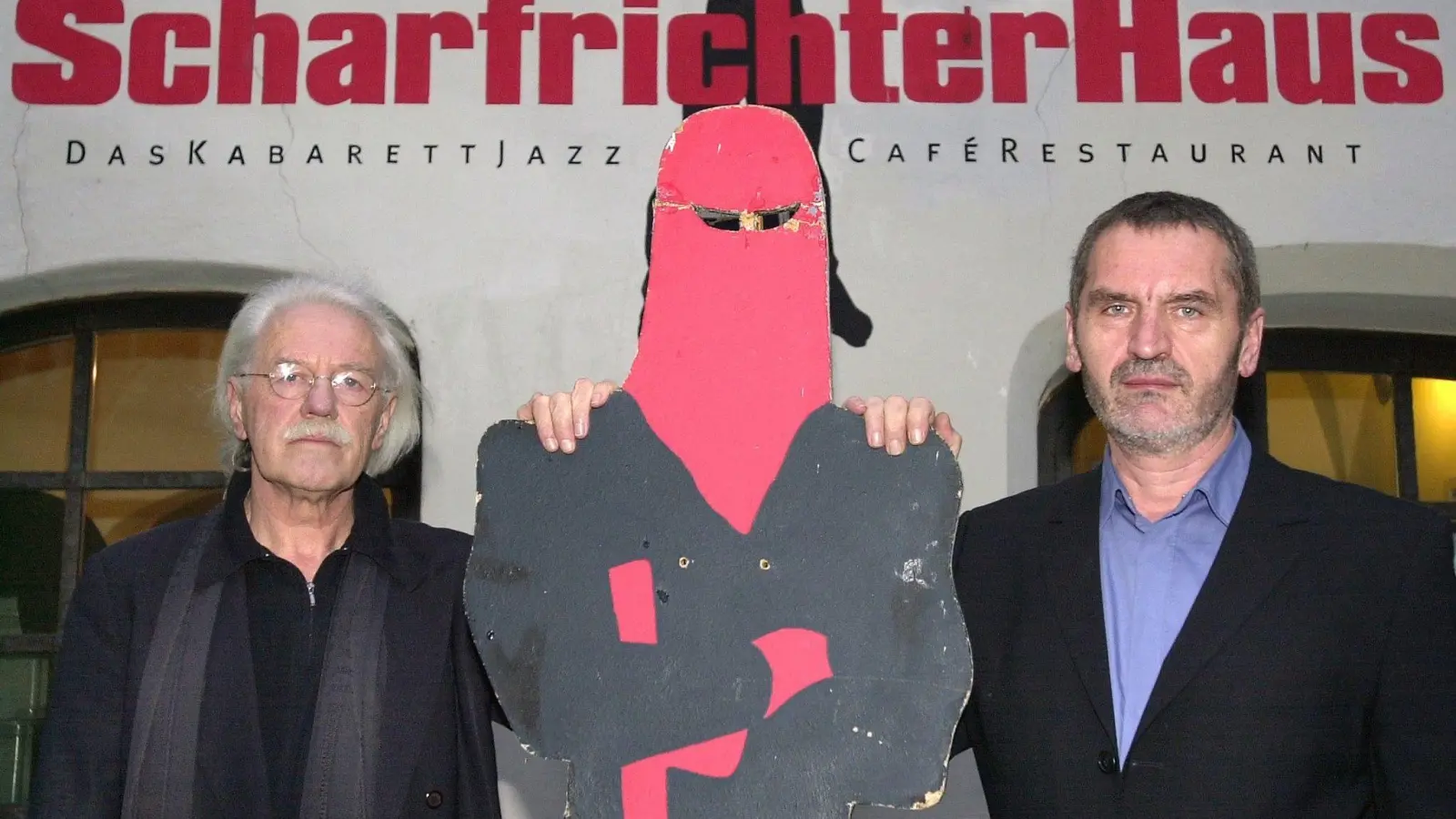Die Gründer vom Scharfrichterhaus, Edgar Liegl (l) und Walter Landshuter (r). (Foto: Peter Hain/dpa-Zentralbild/dpa)