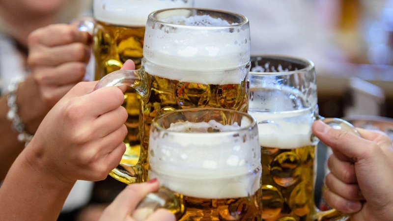 Zum Wiesn-Anstich am Samstag wird es bewölkt und trocken, wie der Deutsche Wetterdienst aktuell vorhersagt. (Symbolbild) (Foto: Matthias Balk/dpa)