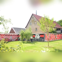 Renate Ixmeiers Garten wurde zu einer Art Club-Stadion umgewandelt. Zwei Studenten übernahmen das Bemalen in den Vereinsfarben. (Foto: Christa Frühwald)