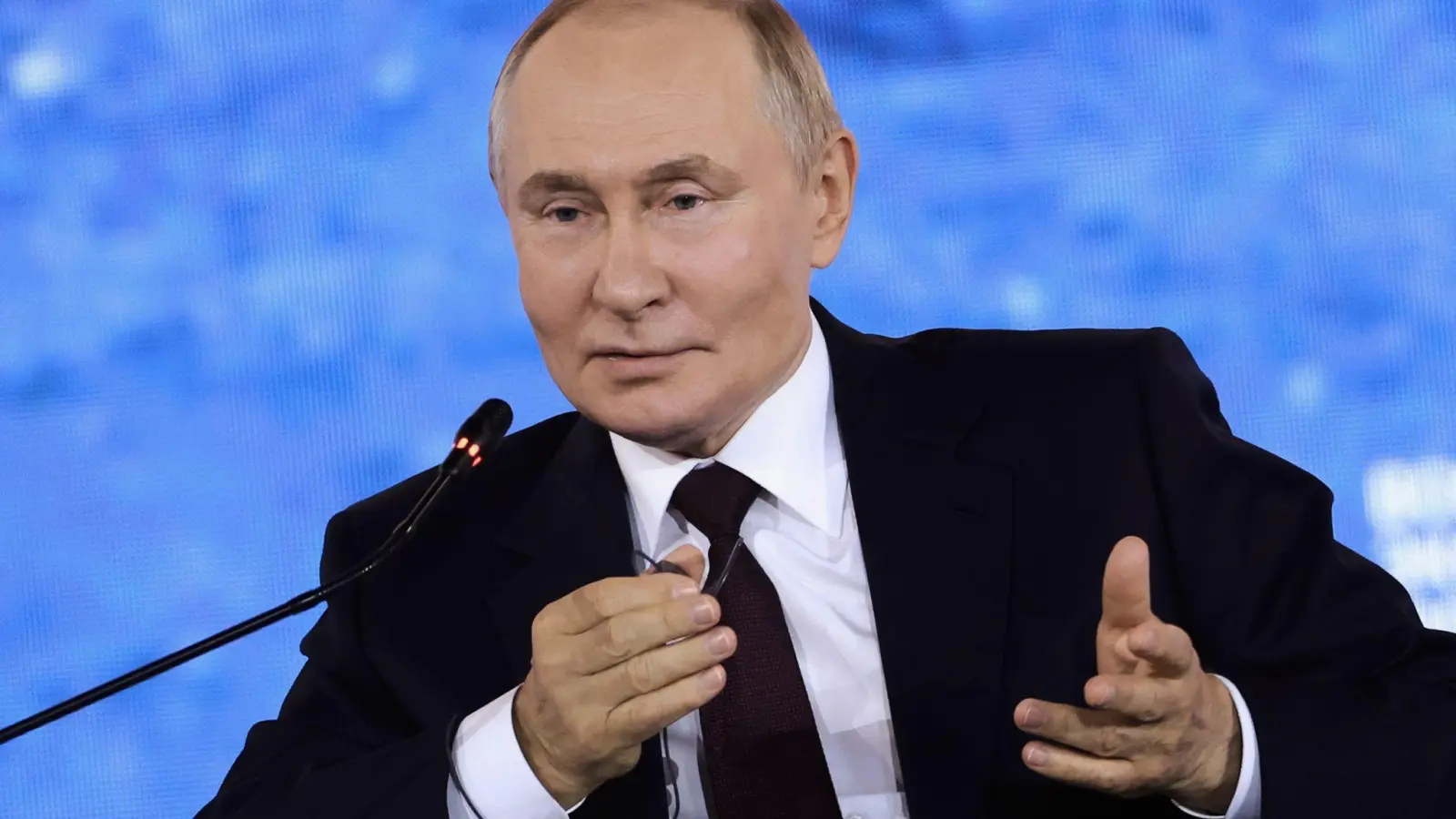 Russlands Präsident Wladimir Putin widerspricht negativen Wirtschaftsprognosen für sein Land.  (Foto: Stepan Pugachev/Roscongress Foundation/AP/dpa)