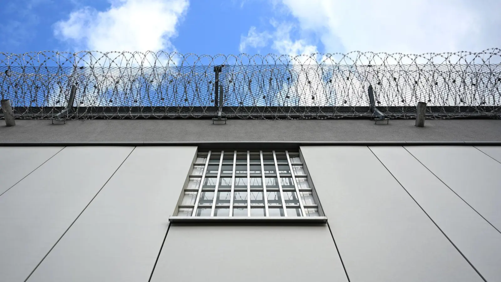 Haftentschädigung gibt es unter anderem, wenn eine Verurteilung später aufgehoben wird. (Symbolbild) (Foto: Elisa Schu/dpa)