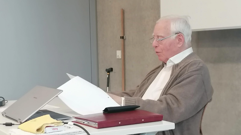 Ernst Krakenberger beim Vortrag seiner „Überlebensgeschichte“ an der Dinkelsbühler Hans-von-Raumer-Mittelschule. (Foto: Friedrich Zinnecker)