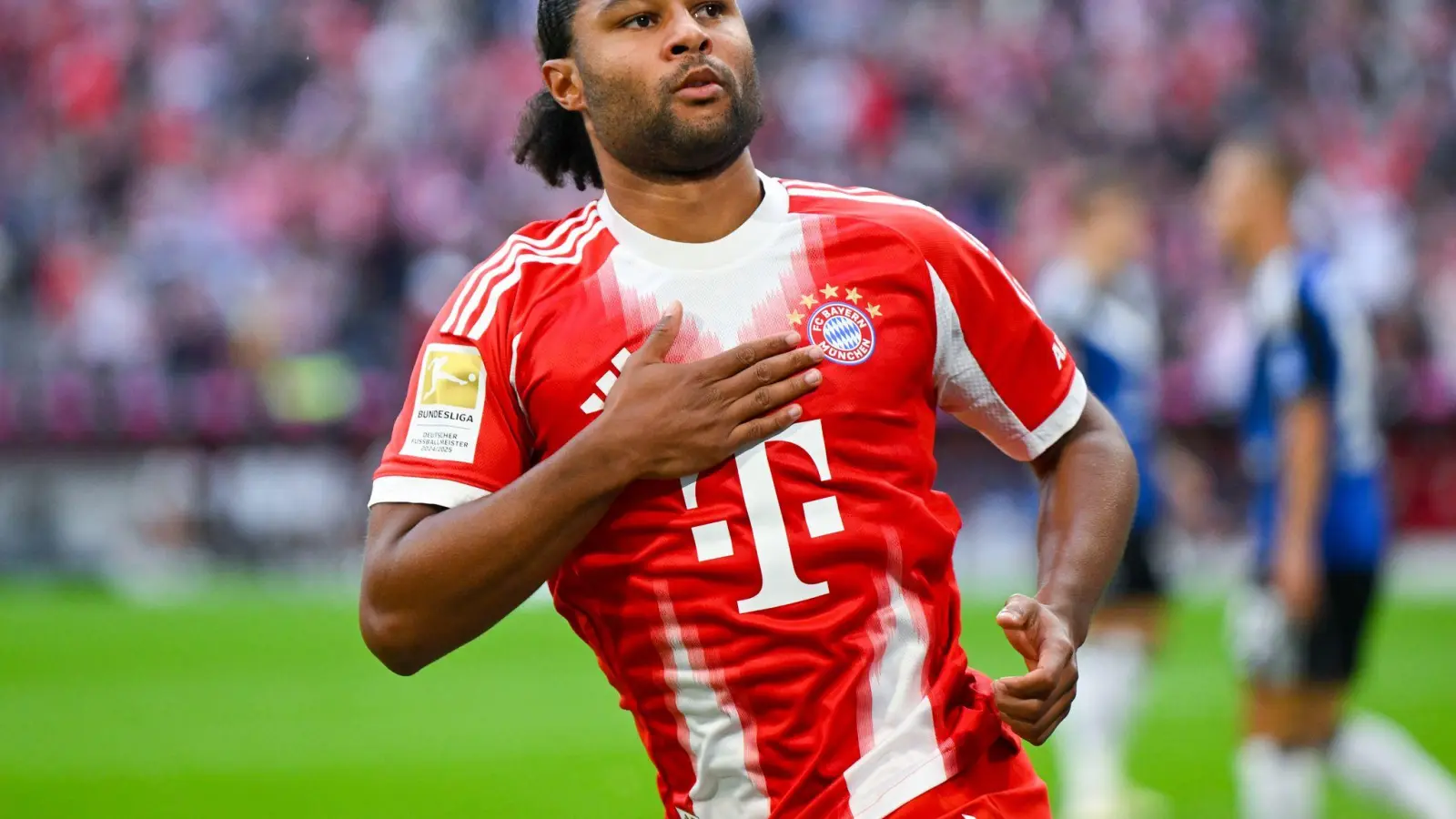 Serge Gnabry jubelt nach seinem Tor. Die Brust des Nationalspielers ist gerade breit. (Foto: Sven Hoppe/dpa)