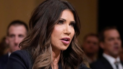 Worum geht es der US-Regierung bei Angriffen auf angebliche Drogenboote und der Beschlagnahmung von Öltankern in der Karibik wirklich? US-Heimatschutzministerin Kristi Noem lässt eine Antwort erkennen. (Foto: Mark Schiefelbein/AP/dpa)