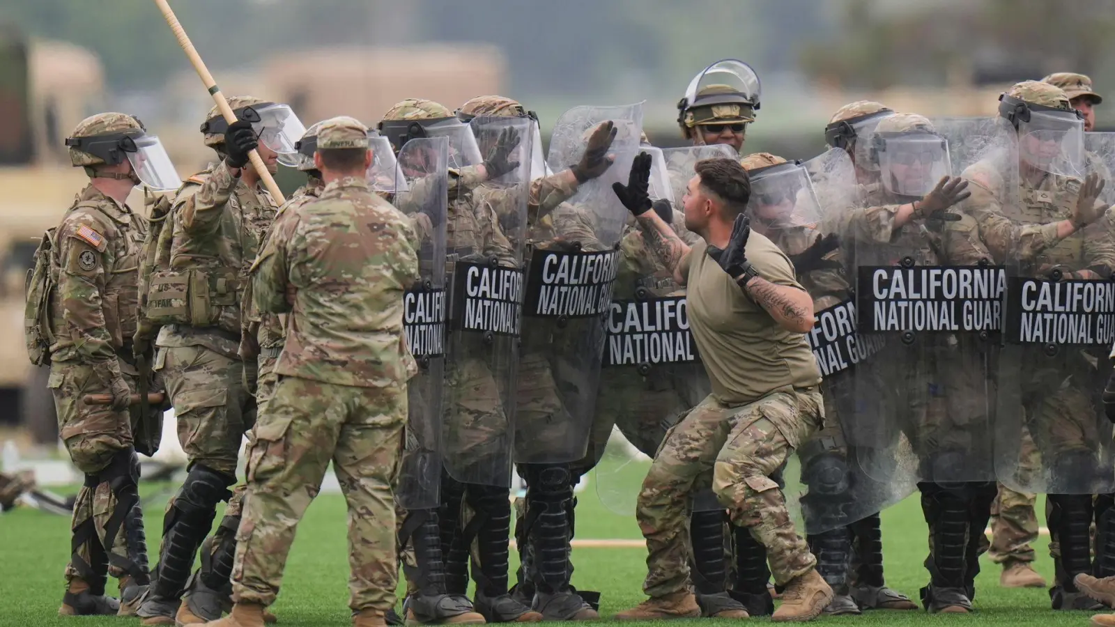 Ein Richter verpasst Trump zum Einsatz der Nationalgarde in Los Angeles einen Dämpfer. (Archivbild) (Foto: Jae C. Hong/AP/dpa)