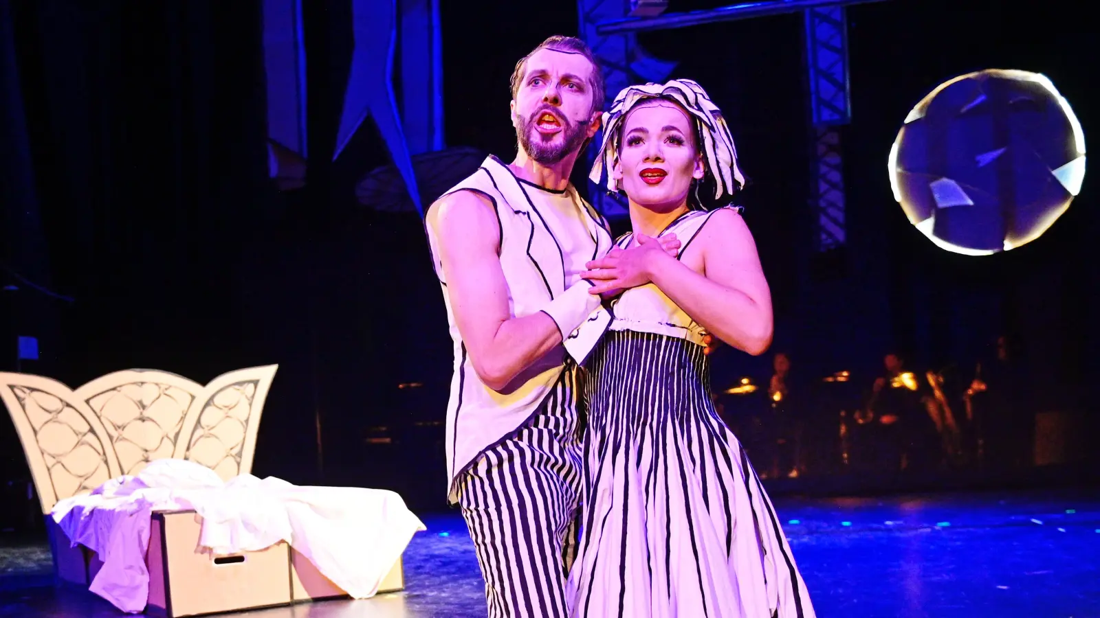 Vor kurzem noch in Ansbach auf der Bühne, demnächst in Hamburg-Harburg: Joana Tscheinig als Polly und Vladimir Pavic als Macheath in der „Dreigroschenoper“. (Foto: Jim Albright)