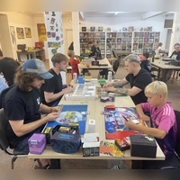 Hier treffen Generationen aufeinander: Egal ob Grundschulkind oder Erwachsener&nbsp;– das gemeinsame Hobby verbindet die Kundinnen und Kunden (Foto: Mara Stingl)