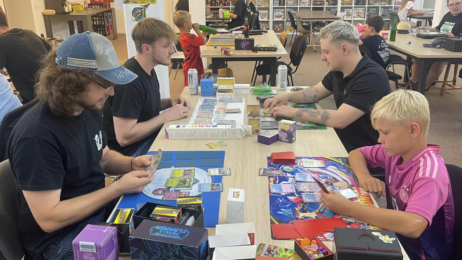Hier treffen Generationen aufeinander: Egal ob Grundschulkind oder Erwachsener&nbsp;– das gemeinsame Hobby verbindet die Kundinnen und Kunden (Foto: Mara Stingl)