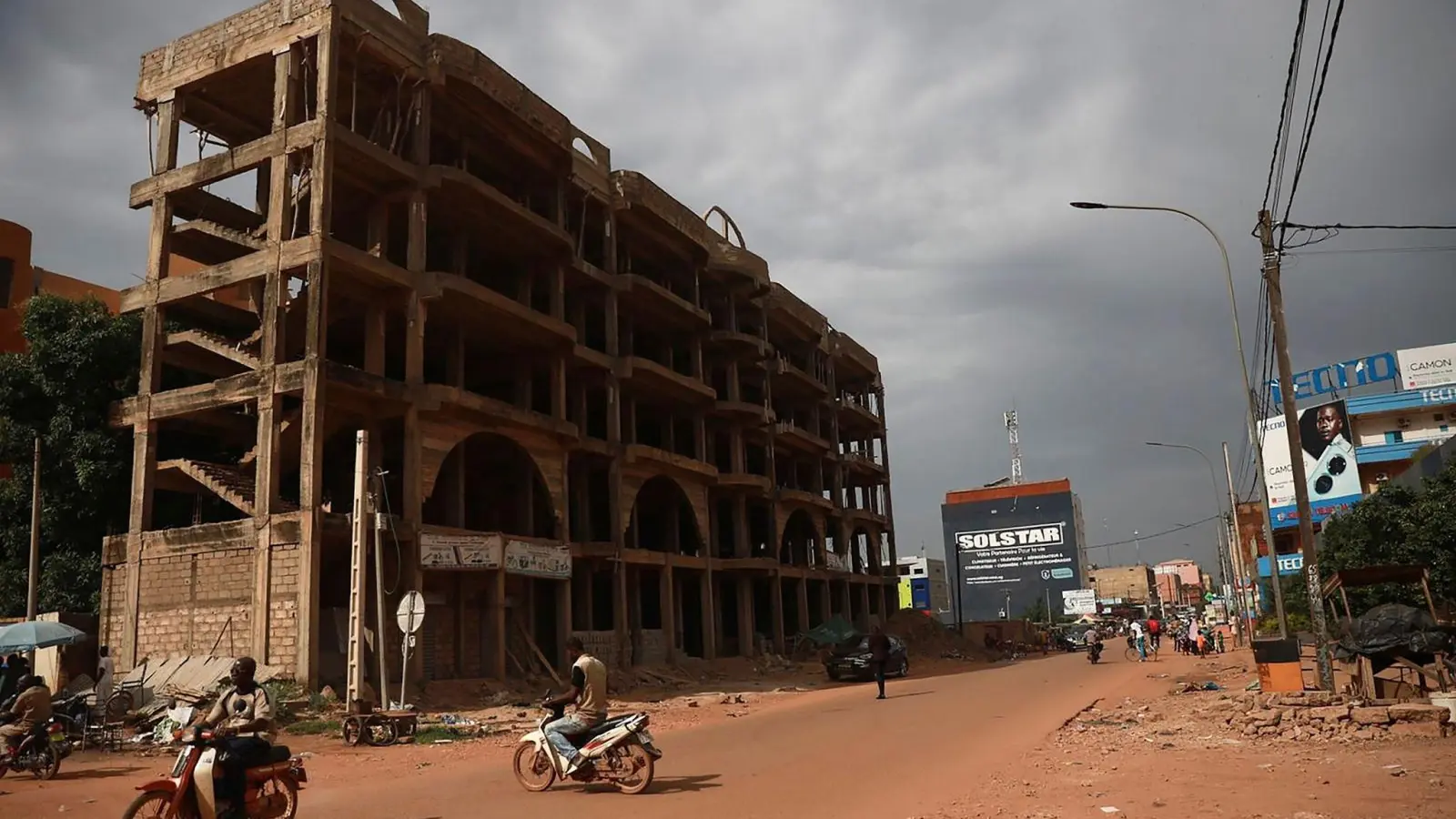 Nur wenige Menschen wagen sich am Freitag auf die normalerweise belebten Straßen von Burkina Fasos Hauptstadt Ouagadougou. Anwohner berichten, dass am frühen Morgen Schüsse fielen und der staatliche Rundfunk nicht mehr zu empfangen war. (Foto: Sophie Garcia/AP/dpa)