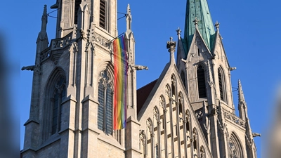 Die katholische Kirche und die Regenbogenflagge - keine unkomplizierte Beziehung. (Archivfoto) (Foto: Tobias Hase/dpa)