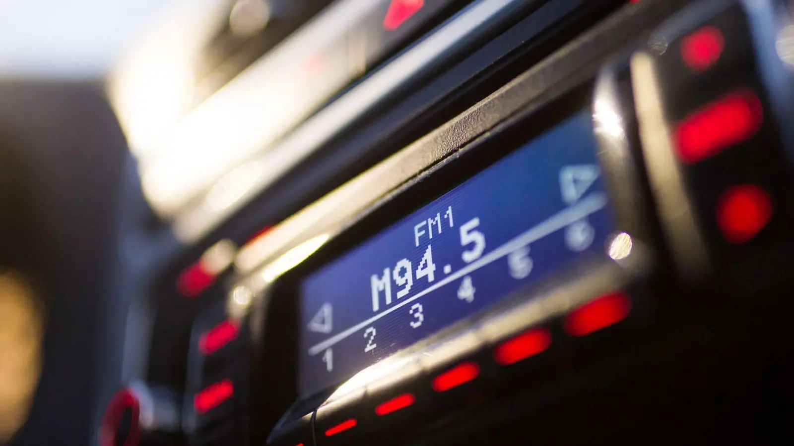 Auf einem Autoradio ist die Frequenz 94,50 MHz eingestellt. (Foto: picture alliance/Alexander Heinl/dpa/Symbolbild)