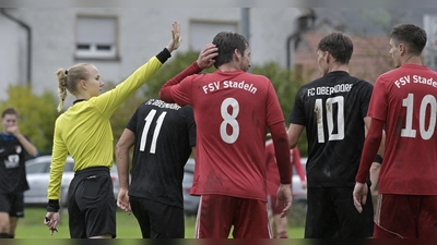 Auch auf Kreisebene soll das Engagement der Referees besser entlohnt werden. Hier waltet Schiedsrichterin Anna Frühwald bei der Kreisklassenpartie FC Oberndorf – FSV Stadeln U23 ihres Amtes. (Foto: Martin Rügner)