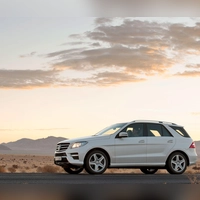 Weite Landschaft und Luxus auf vier Rädern: Der ML von Mercedes ist auch gebraucht nicht billig, aber gut? (Foto: Daimler AG/dpa-tmn)