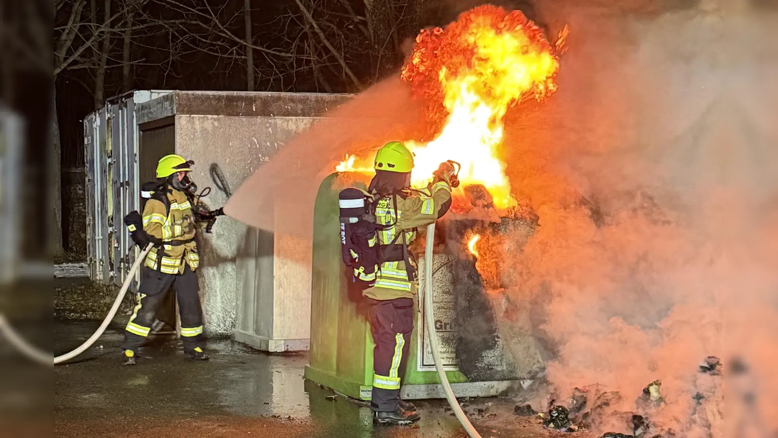 Die Feuerwehr Rothenburg musste gleich vier Container und eine Streugut-Box löschen. (Foto: Thomas Hörber)