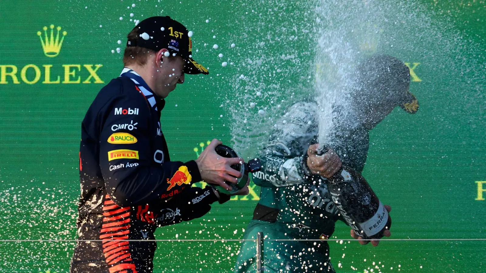 Max Verstappen (l) feiert seinen Sieg in Melbourne mit Fernando Alonso. (Foto: Asanka Brendon Ratnayake/AP)