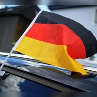 Fahnen und Fan-Deko mit Maß: Kleine Fähnchen und Spiegelsocken sind erlaubt, solange sie die Sicht nicht einschränken oder sich bei schneller Fahrt lösen können. (Foto: picture alliance / dpa)