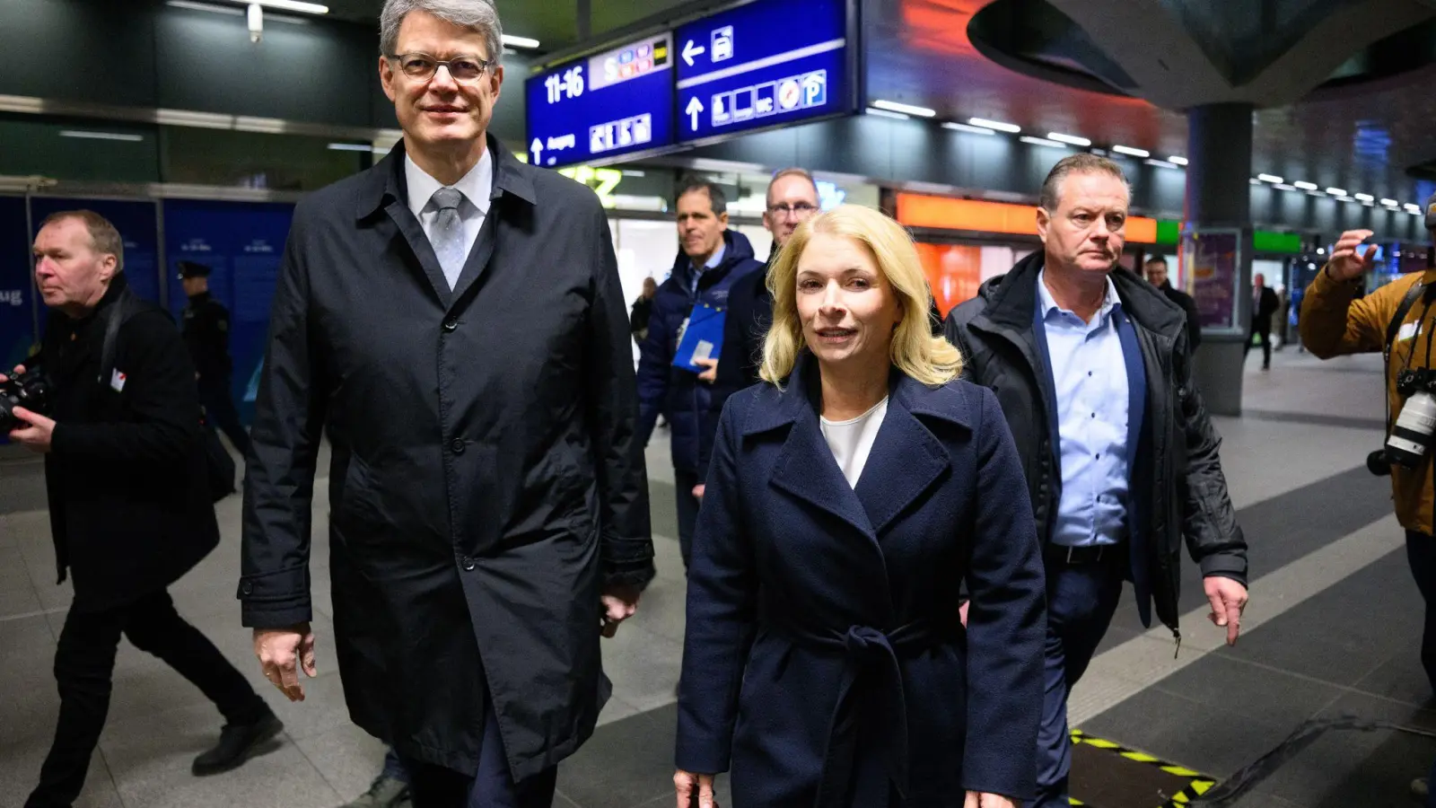 Im Herbst forderte Minister Schnieder drei Sofortprogramme bei der Bahn für mehr Kundenzufriedenheit. Das erste wurde nun gestartet - an der Pünktlichkeit wird sich dabei aber nichts verbessern.  (Foto: Bernd von Jutrczenka/dpa)