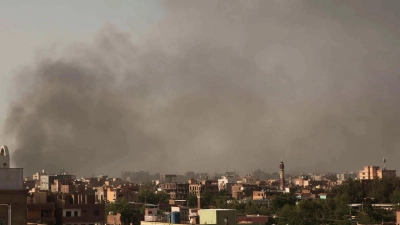 Rauch steigt am 29.04.2023 über Khartum auf. (Foto: Marwan Ali/AP/dpa)