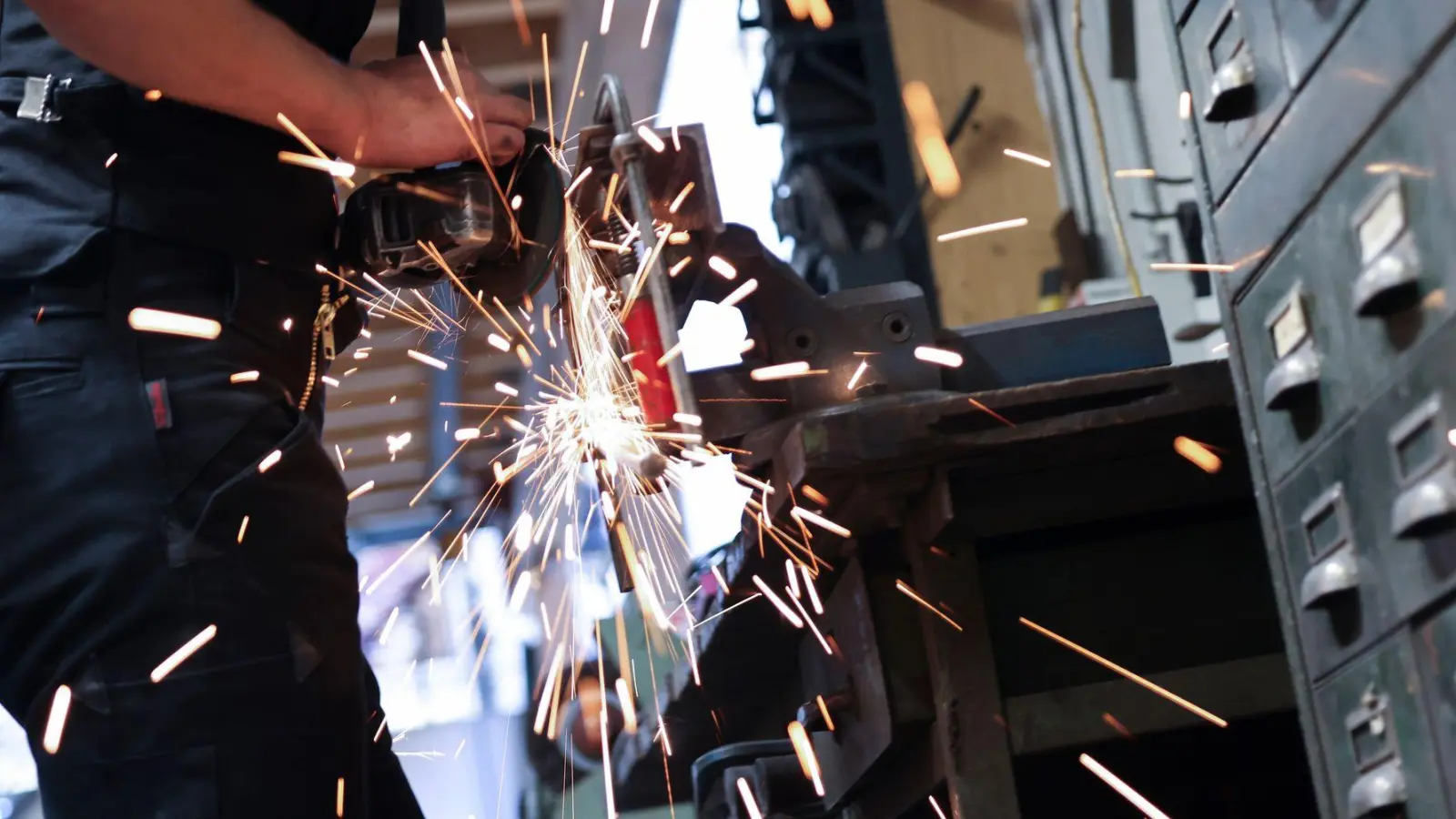 Der Kunde will das eine, der Chef etwas ganz anderes: Das Gefühl, unterschiedliche Erwartungen im Job erfüllen zu müssen, kann Leistungsdruck verstärken. (Foto: Christian Charisius/dpa/dpa-tmn)