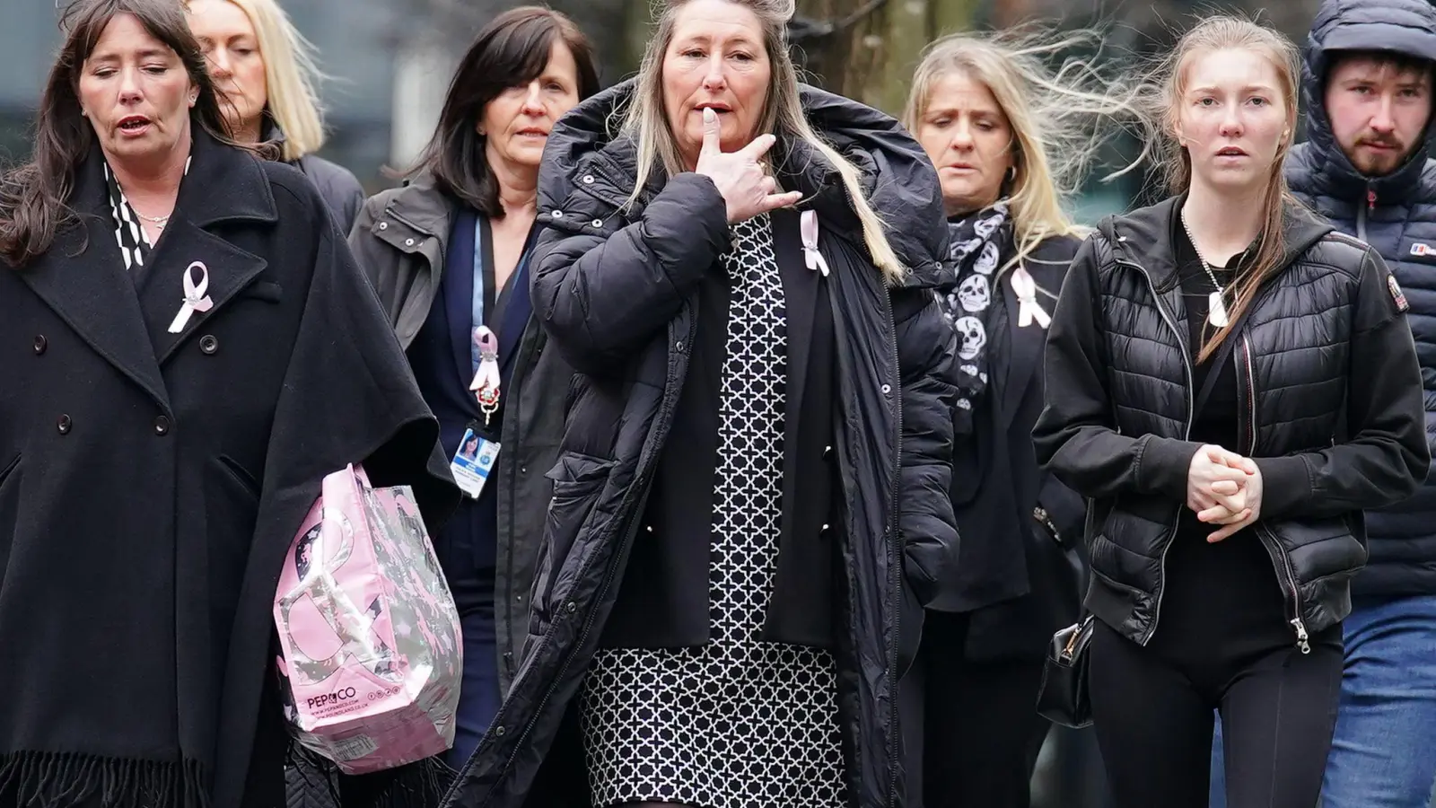 Die Mutter (M) des getöteten Mädchens kommt mit Familienmitgliedern zum Manchester Crown Court. (Foto: Peter Byrne/PA Wire/dpa)
