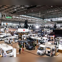 Mehr als 830 Aussteller zeigen auf dem Caravan Salon neue Reisemobile, Wohnwagen und andere Produkte und Dienstleistungen.  (Foto: Thomas Banneyer/dpa/dpa-tmn)