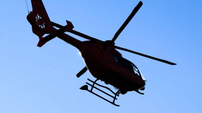 Die 77-jährige mutmaßliche Unfallverursacherin wurde mit dem Hubschrauber in eine Klinik geflogen. (Symbolbild) (Foto: Julian Stratenschulte/dpa)