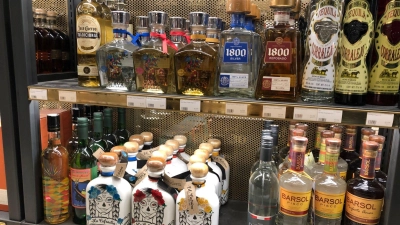 Tequila: Der Trend zum Agavenschnaps ist unübersehbar. Im Jahr 2021 exportierte Mexiko laut der zuständigen Regulierungsbehörde so viel Tequila wie nie zuvor. (Foto: Gregor Tholl/dpa)