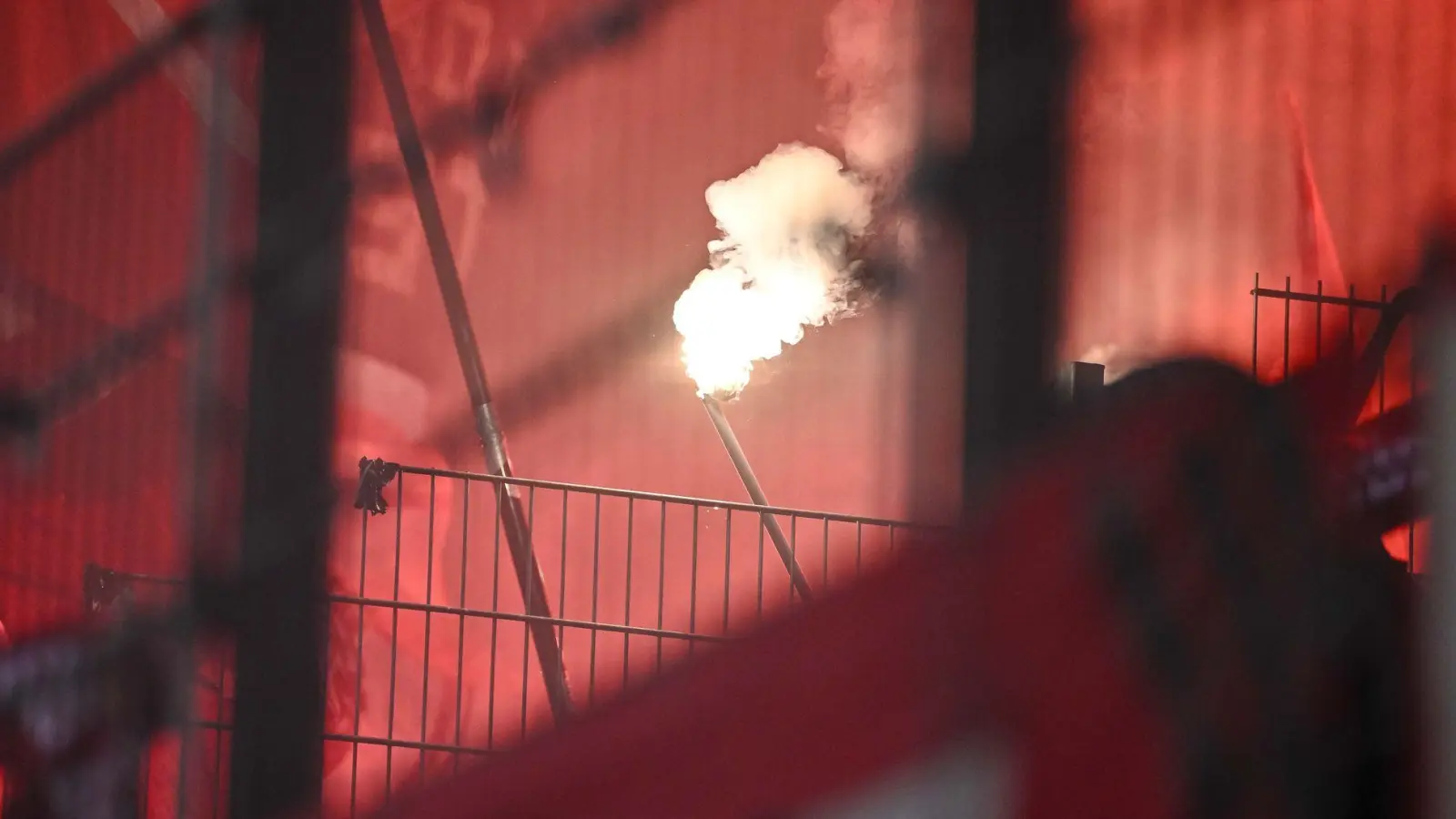 Der DFB bestraft den FC Bayern für Fehlverhalten Münchner Anhänger. (Archivbild) (Foto: Harry Langer/dpa)