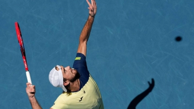 Tomas Machac aus der Tschechischen Republik schlägt auf. (Foto: Asanka Brendon Ratnayake/AP/dpa)