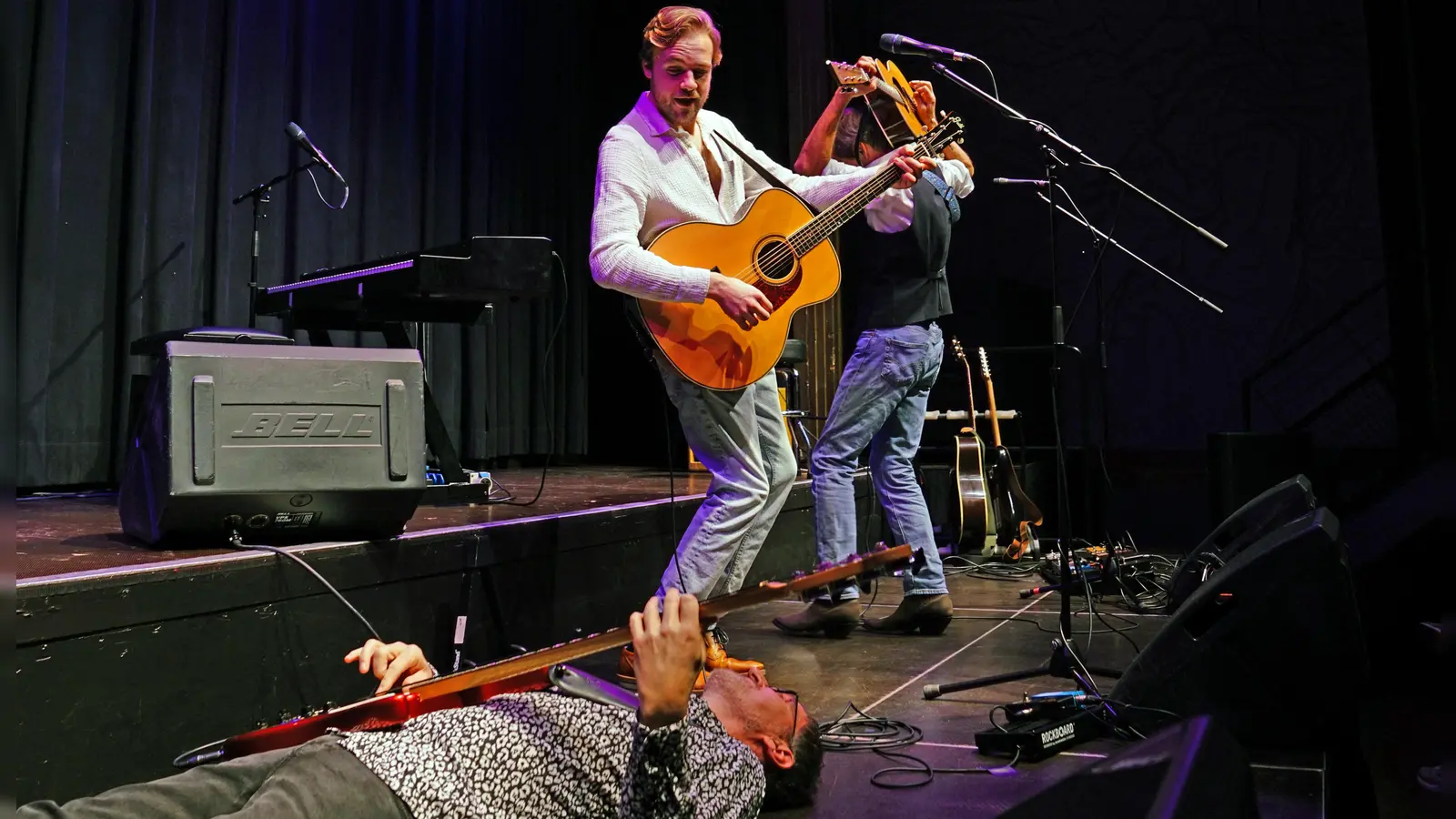 „If You Want to Sing Out, Sing Out“: Beim Cat-Stevens-Tribute- Konzert zeigten sich Axel Burkhardt (Bass), Patrick Snow (Gesang, Gitarre, Klavier) und Geret Luhr (Gitarre) auch von der humoristischen Seite. (Foto: Elke Walter)