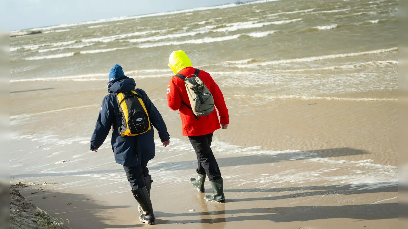 Wetterfeste Kleidung ist beim Spaziergang an der Nordsee in den nächsten Tagen ein Muss. (Archivfoto) (Foto: Jonas Walzberg/dpa)