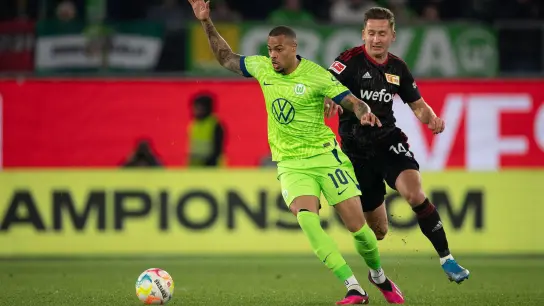 Au Grund von Kniebeschwerden muss der VfL Wolfsburg gegen den VfB Stuttgart auf Torjäger Lukas Nmecha verzicten. (Foto: Swen Pförtner/dpa)