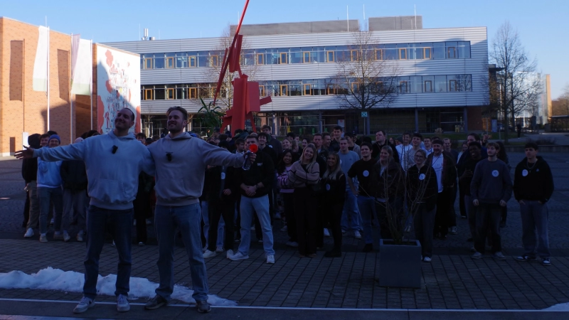 100 Menschen haben beim Versteckspiel auf dem Campus, organisiert von Joel Bougnot und Jakob Winkler, teilgenommen. (Foto: Jannic Hofmuth)