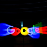 Google will testen, ob Chips des Konzerns den widrigen Bedingungen in einem Rechenzentrum im All standhalten können. (Archivbild) (Foto: Christian Charisius/dpa)