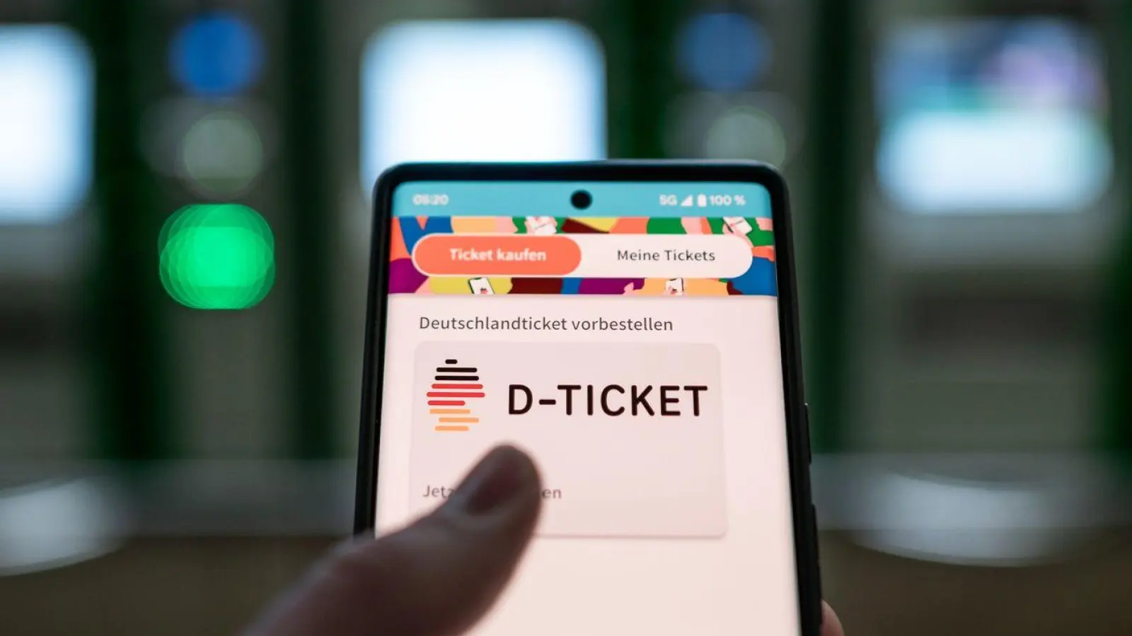 Gibt es in Bayern bald ein ermäßigtes Deutschlandticket für alle Schüler? (Archivbild) (Foto: Fabian Strauch/dpa)