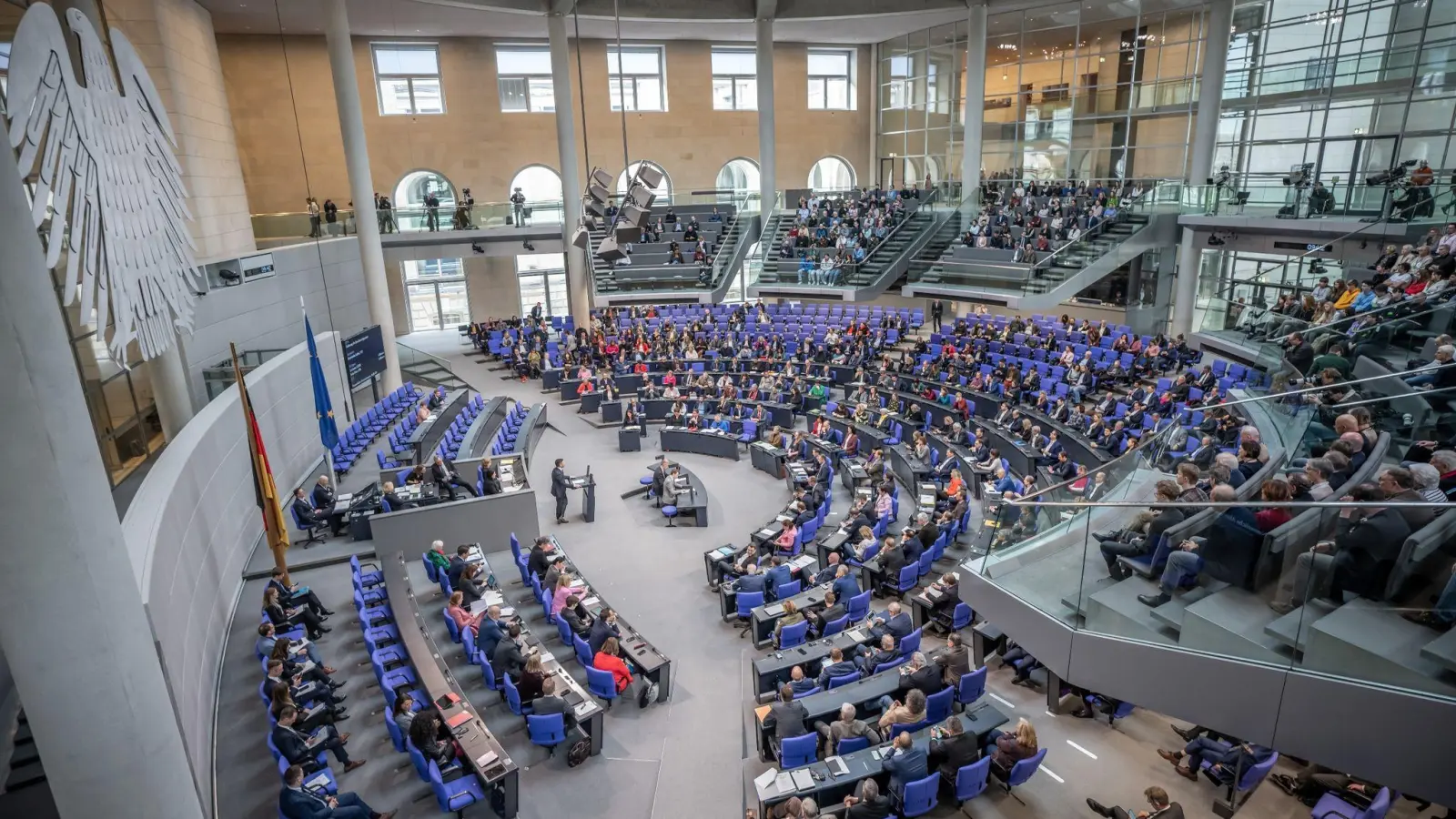 Parlamentarier debattieren im Bundestag. Es gibt einen Trend:  immer mehr „Denglisch“, also das Mischen von deutscher und englischer Sprache. (Foto: Michael Kappeler/dpa)