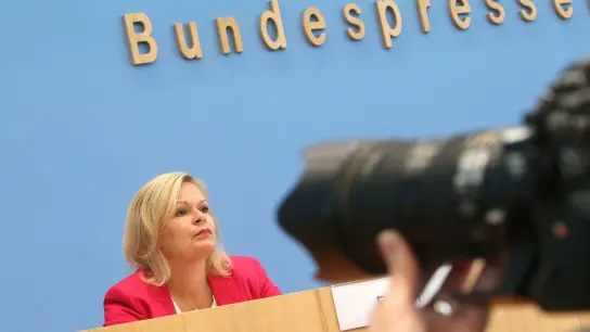 Bundesinnenministerin Nancy Faeser (SPD) bei einer Pressekonferenz in Berlin. (Foto: Wolfgang Kumm/dpa)