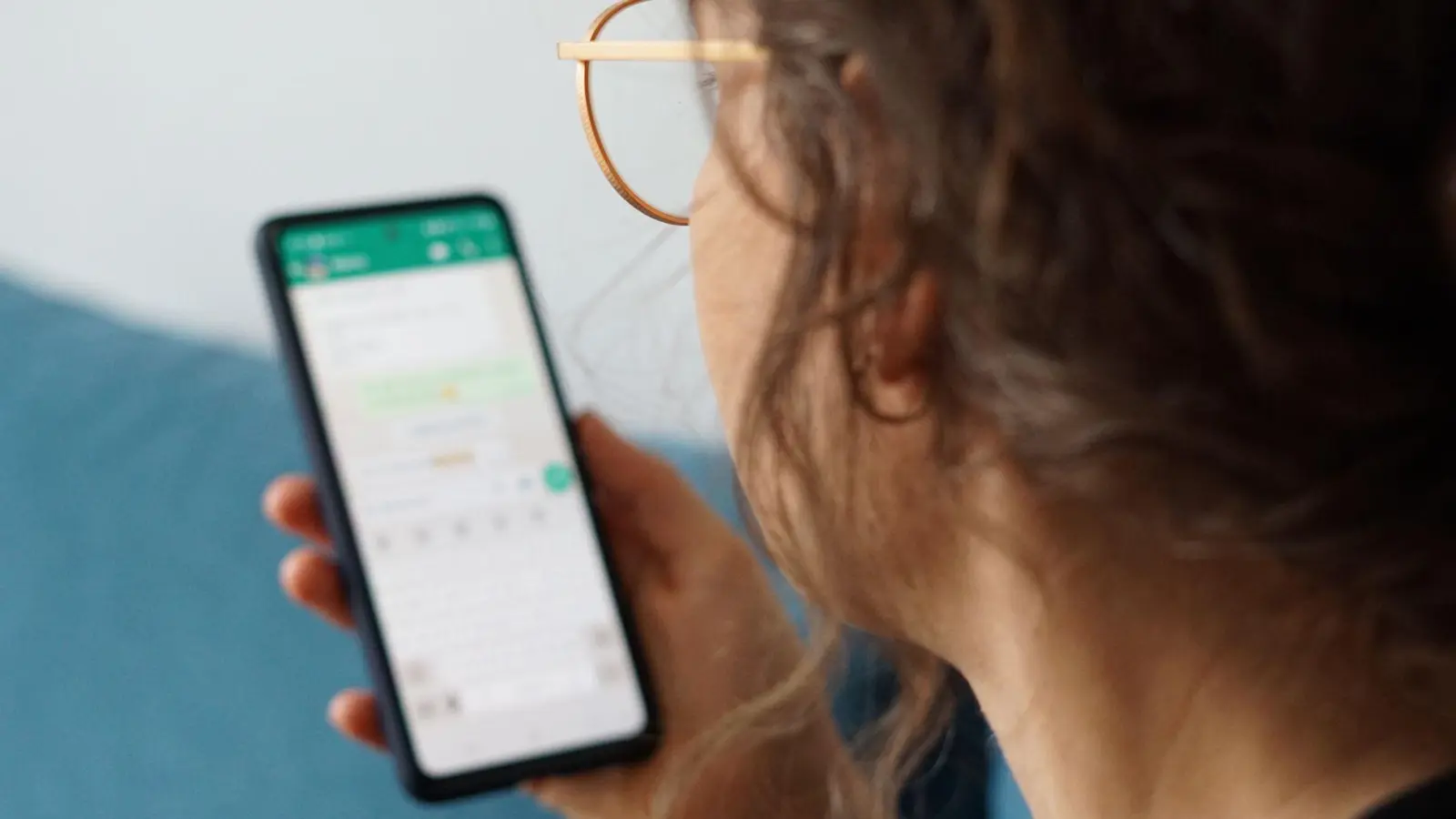 Es müssen nicht immer Emojis sein: Auch mit Text-Formatierungen kann man in WhatsApp &amp; Co. arbeiten. (Foto: Weronika Peneshko/dpa/dpa-tmn)