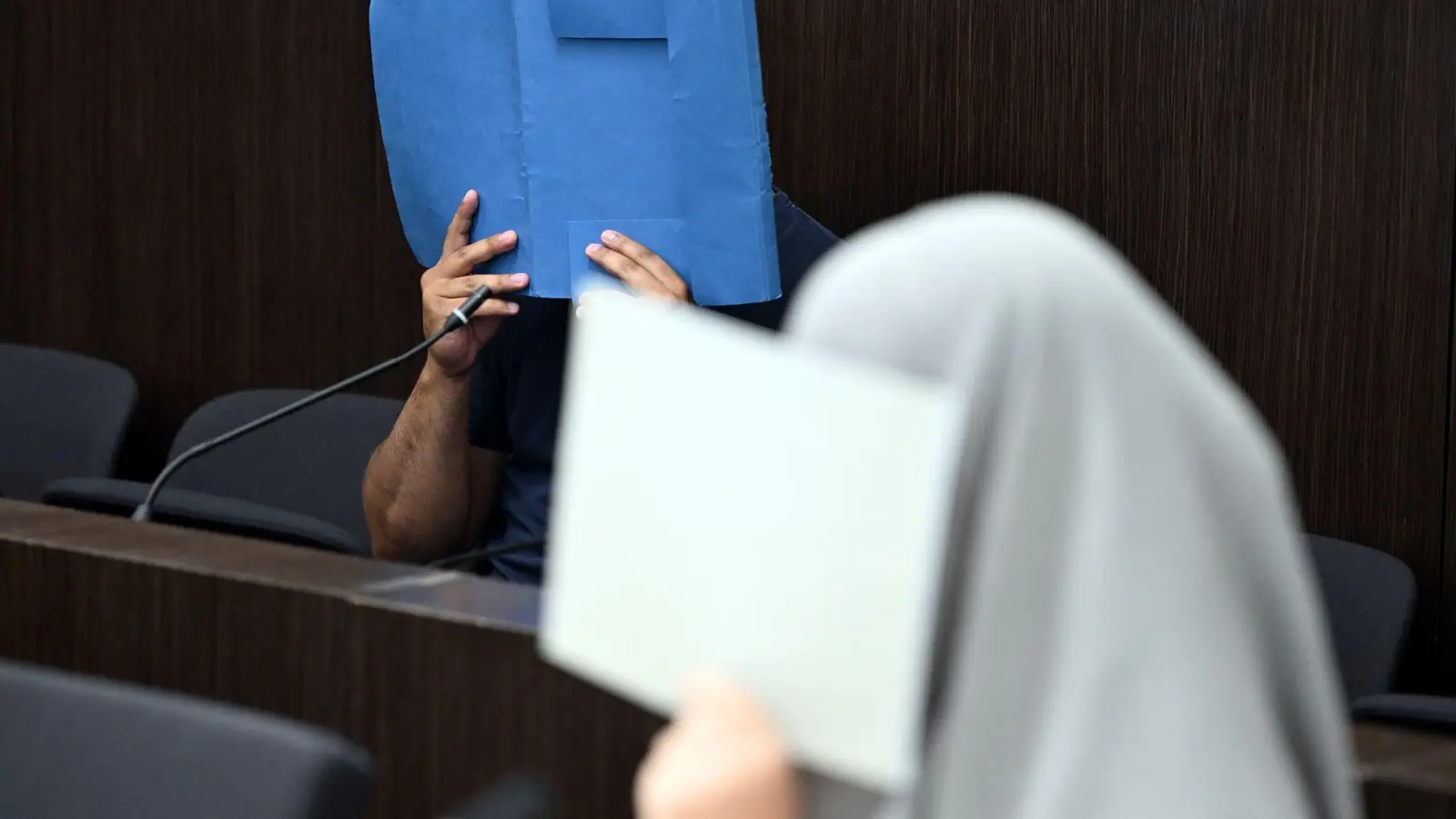 Der Angeklagte und seine mitangeklagte Lebensgefährtin sitzen im Gerichtssaal. (Foto: Federico Gambarini/dpa)