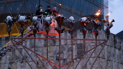 Beim Entzünden der ersten Kerze des Channukka-Leuchters vor der Synagoge in der Münchner Innenstadt wurde den Opfern des Terroraktes in Australien gedacht.  (Foto: Sven Hoppe/dpa)