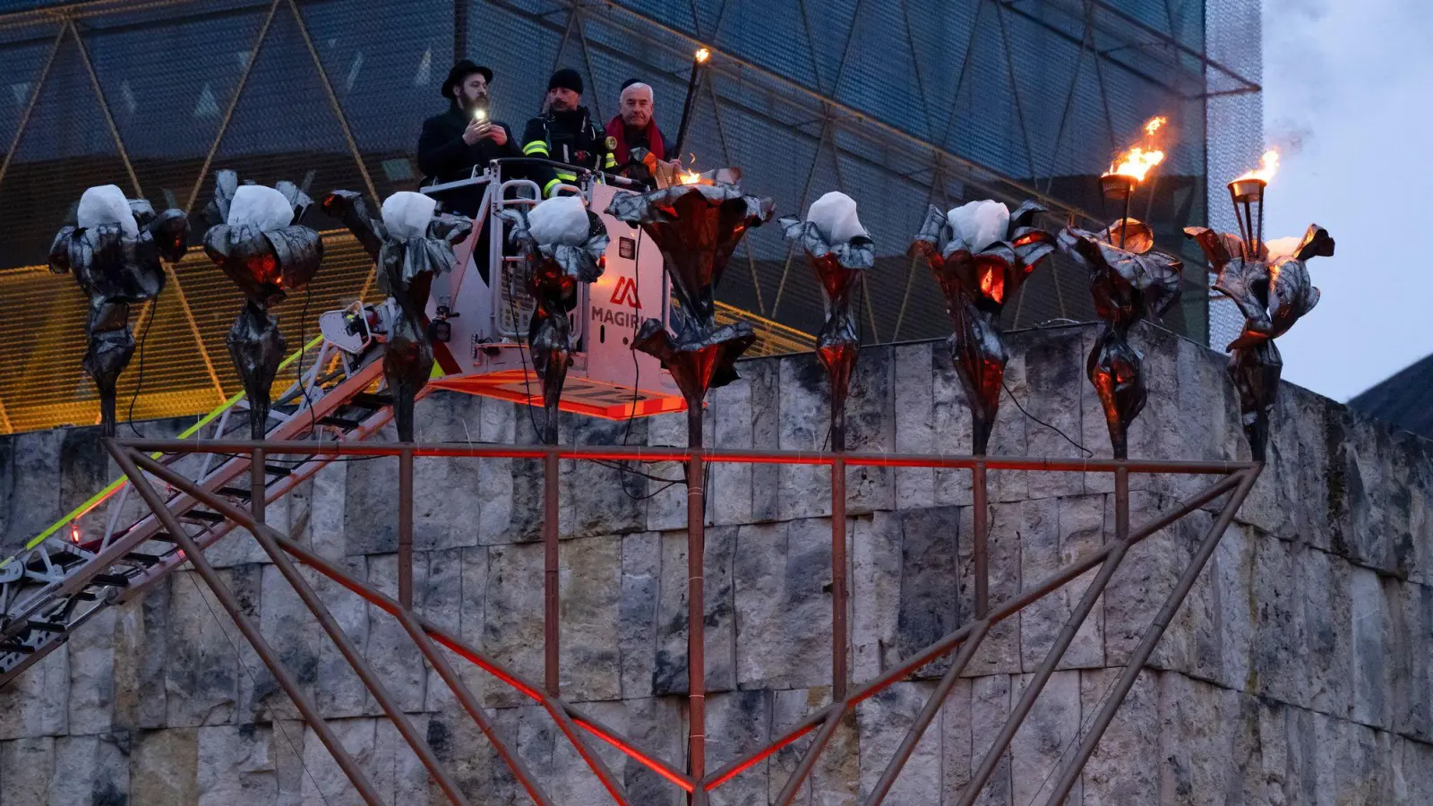 Beim Entzünden der ersten Kerze des Channukka-Leuchters vor der Synagoge in der Münchner Innenstadt wurde den Opfern des Terroraktes in Australien gedacht.  (Foto: Sven Hoppe/dpa)
