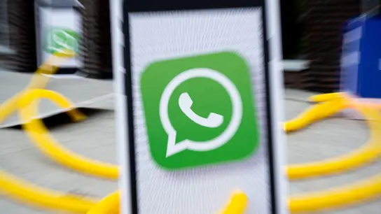 Zei Whatsapp gibt es in den kommenden Wochen viele neue Status-Funktionen. (Foto: Daniel Reinhardt/dpa/dpa-tmn)