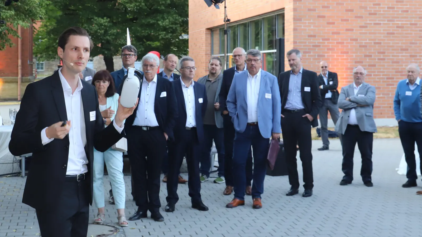 Zum Unternehmerabend brachte Professor Dr.-Ing. Sebastian Stadler (links) diese digitale Brille mit. Sie ermöglicht, sich in künstliche Welten zu begeben – und zum Beispiel ein Wunschauto zu begutachten. (Foto: Oliver Herbst)
