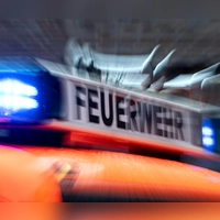 Die Feuerwehr und das Technische Hilfswerk waren mehrere Stunden damit beschäftigt, die brennenden Stroh- und Heuballen zu löschen. (Symbolbild) (Foto: Marijan Murat/dpa)