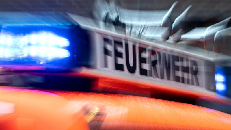 Die Feuerwehr und das Technische Hilfswerk waren mehrere Stunden damit beschäftigt, die brennenden Stroh- und Heuballen zu löschen. (Symbolbild) (Foto: Marijan Murat/dpa)