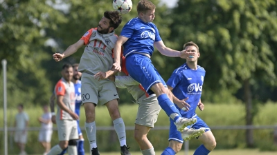 Kopf-an-Kopf-Duell: Der Weigenheimer Justus Böhm (rechts) steigt mit dem Nürnberger Mustafa Köseoglu zum Kopfball hoch. (Foto: Martin Rügner)